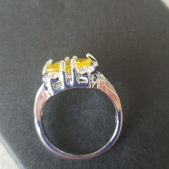 Size 9 clear yellow stone with silvertone band - Picture 5 of 7